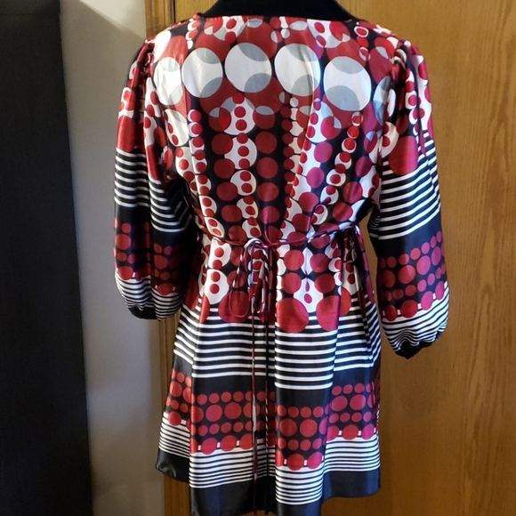 Torrid red grey polka dot satiny 3/4 sleeve blouse - Picture 5 of 7